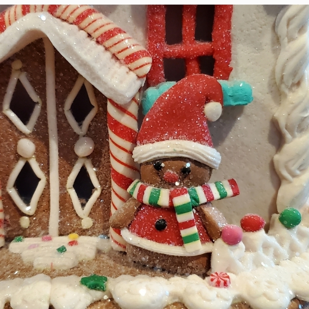 Festive Peppermint Gingerbread House-NWT - Picture 8 of 8